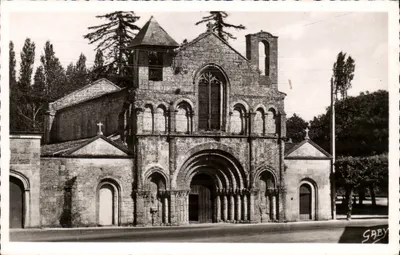Igreja Saint-Vivien — Fachada romana (século XII) — Éditions Gaby, Nantes