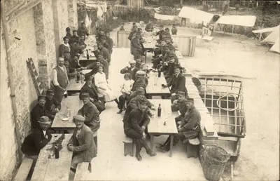 Café militaire — aviateurs et soldats — n° de série non visible