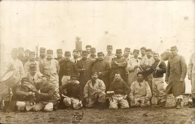 Groupe de soldats — camp militaire — éditeur inconnu, n° de série non visible