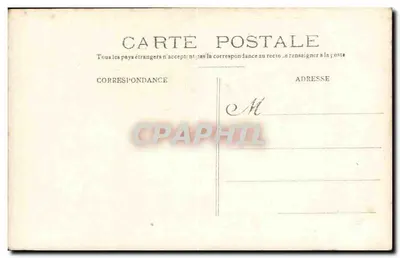 Grupo de soldados — delante de un edificio — tarjeta postal sin editor ni número de serie visible — Reverso