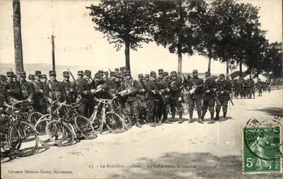 Bataillon cycliste — La halte après le combat — Librairie Militaire Guérin, Mourmelon