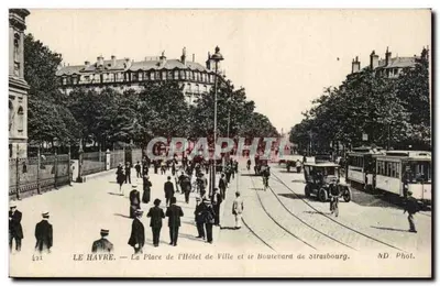 Le Havre — A Place de l'Hôtel de Ville e o Boulevard de Strasbourg — ND. Phot.