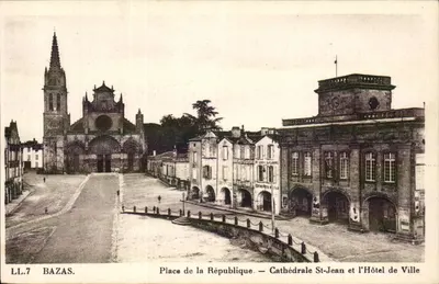 Bazas — Place de la République — Catedral de São João e o Hotel de Ville
