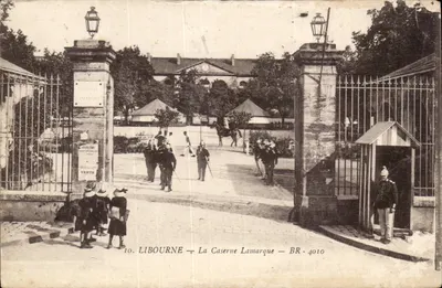 Bilhete postal antigo Libourne A caserna Lamarque