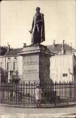 Bilhete postal antigo Libourne Estátua do duque Decazes
