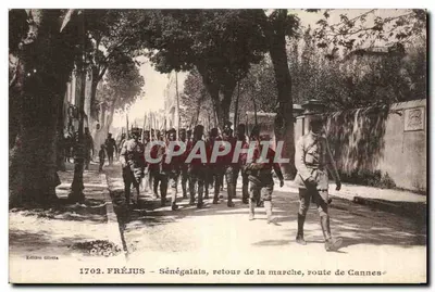 Fréjus — Sénégalais, retour de la marche, route de Cannes — Édition Gilletta, n° 1702
