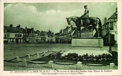 Montreuil-sur-Mer (P.-de-D.) — Monumento do Mariscal Douglas Haig, obra do escultor Paul Landowski — vista da Grande Place