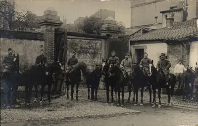 Grenoble — soldados a cavalo diante de um portal — n°38