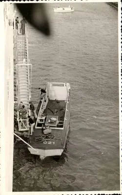 Embarcação C21 — cais com ponte de acesso