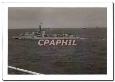 Navio de guerra — portando o número 060 — no mar