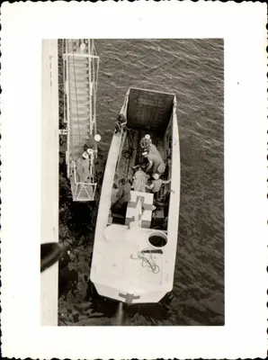 Navio de salvamento militar — pessoal em operação — sem editor ou número visível
