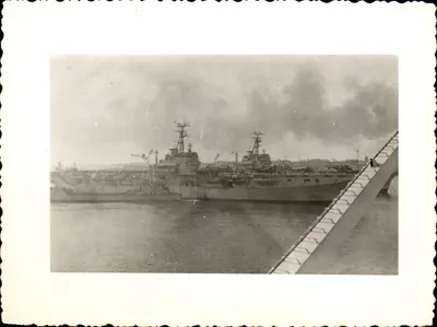 Porto de Marselha — dois navios de guerra — editor desconhecido