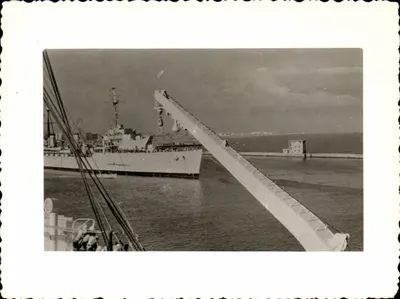 Porto de Sousse — Visão de um navio militar no cais