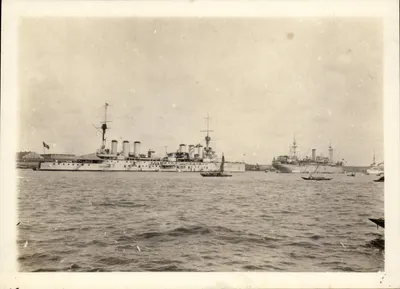 Porto de Brest — Navio de guerra e navio de comércio