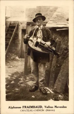 Alphonse Fraimbaud, músico com vihuela — Castelo-Chinon (Nièvre)