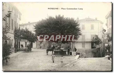 Mougins - Place Commandant Lamy — vista da praça com fonte e árvore central
