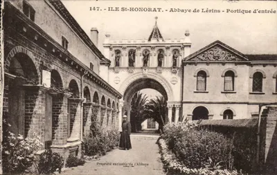 Ilha Saint-Honorat - Abadia de Lérins - Portal de entrada — Editor Gilettta, Nice