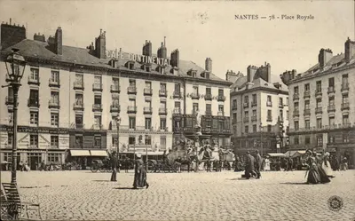 NANTES — 78 - Praça Real — Café Continental e fonte