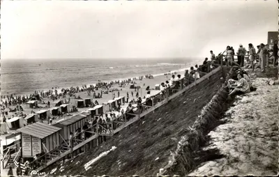 Mimizan-Plage (Landes) — praia animada com cabines e promenade — Combière Imp. (CLM)