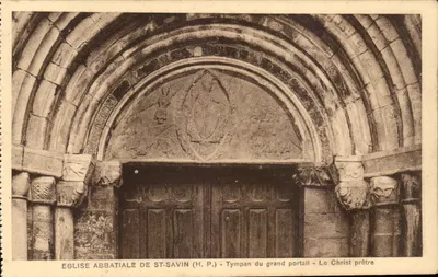 Igreja abbatial de St-Savin (H.P.) — Tímpano do grande portal — O Cristo sacerdote
