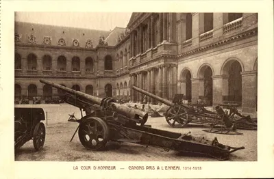 A Cour de Honra — Canhões apreendidos do inimigo, 1914-1918 — Sociedade dos Amigos do Museu da Armada