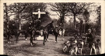 Chasse à courre — groupe de cavaliers et chiens près d'un croisement forestier — éditeur : Imprimerie de Verpilleux, Paris