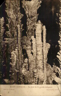 Aven Armand - Ao pé da grande estalagmite — Foto E.-A. Martel
