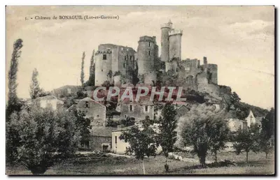 Castelo de Bonaguil (Lot-et-Garonne) — vista do castelo fortificado em ruínas sobre seu promontório rochoso — editor: Les Pompes, Vépèrues