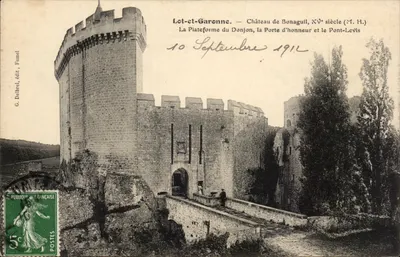 Lot-et-Garonne — Castelo de Bonaguil, XVᵉ século (M. H.) — A Plataforma do Donjon, a Porta de Honra e o Pont-Levis