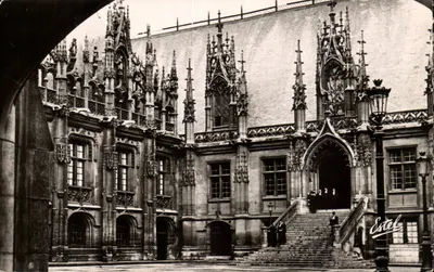 Palácio de Justiça em Rouen — Cour d'Honneur — Estel