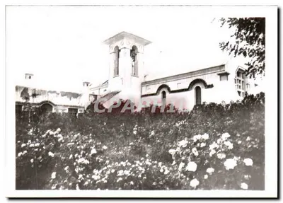Igreja — vista do edifício com rosas — editor desconhecido