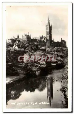 A Universidade, Glasgow — vista do campus com o rio e a torre
