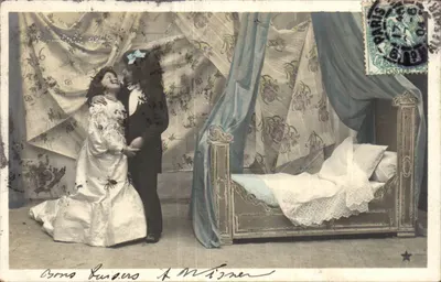 Bons Amours à Miserne — cena de casal diante de um leito de baldaquino — Papier Guillot