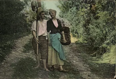 Dois camponeses na floresta — cena de vida rural — editor não identificável
