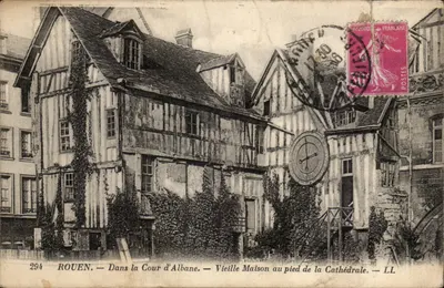 Rouen — Dans la Cour d'Albane — Vieille Maison au pied de la Cathédrale — LL — n°294