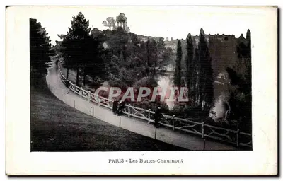 PARIS - Les Buttes-Chaumont — vista do parque com trilha e fonte — editor não visível