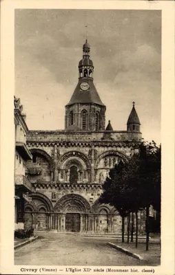 Civray (Vienne) — A Igreja do Século XII (Monumento Histórico Classificado)