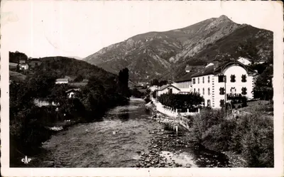 Sainte-Enimie — vista do vilarejo e do curso d'água — C.A.P.