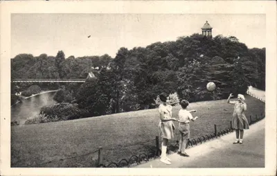 Jogos de crianças nos parques de Paris — Les Buttes Chaumont — Editor R. Dassault, número de série não visível