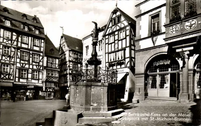 Bernkastel-Kues na Mosel — Mercado com o Fontanário de São Miguel — Cramer's