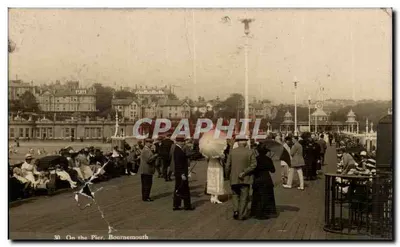No pontão, Bournemouth — vista da promenade animada — série 30