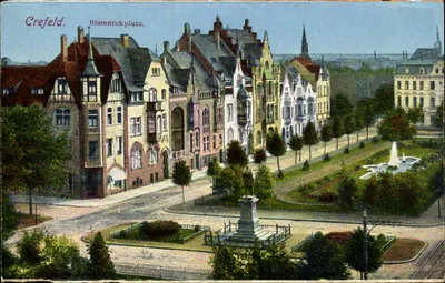 Crefeld. Bismarckplatz — vista panorâmica com monumento central e fonte — editor desconhecido