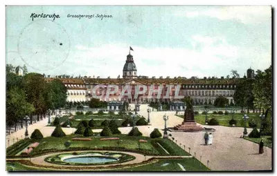Karlsruhe. Großherzoglich. Castelo — vista do castelo e do jardim com fonte e estátua — editor não visível