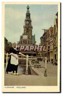 Alkmaar - Holanda — mulher usando traje tradicional diante da praça do mercado com a torre do edifício da prefeitura — editor não visível