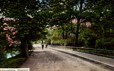 Braunschweig. Parque Público — Vista de um caminho cercado de árvores com dois passeadores — editor W.S.E.