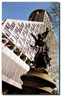 Estátua de anjo — diante do hotel Loews Le Concorde — Québec