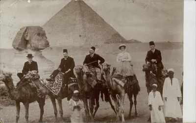 Groupe de touristes à cheval devant la Grande Pyramide et la Sphinx — Éditeur inconnu, n° de série non visible
