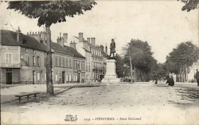Pithiviers — Place Duhamel com estátua — editor Pithiviers, n° 1039