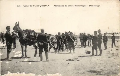 Bilhete postal antigo Camp de Coetquidan Manoeuvre do canhão de Montagne Demontage