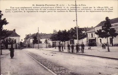 Doué-la-Fontaine (M-et-L) — O Campo de Feira — Edit. lib. Ogeard